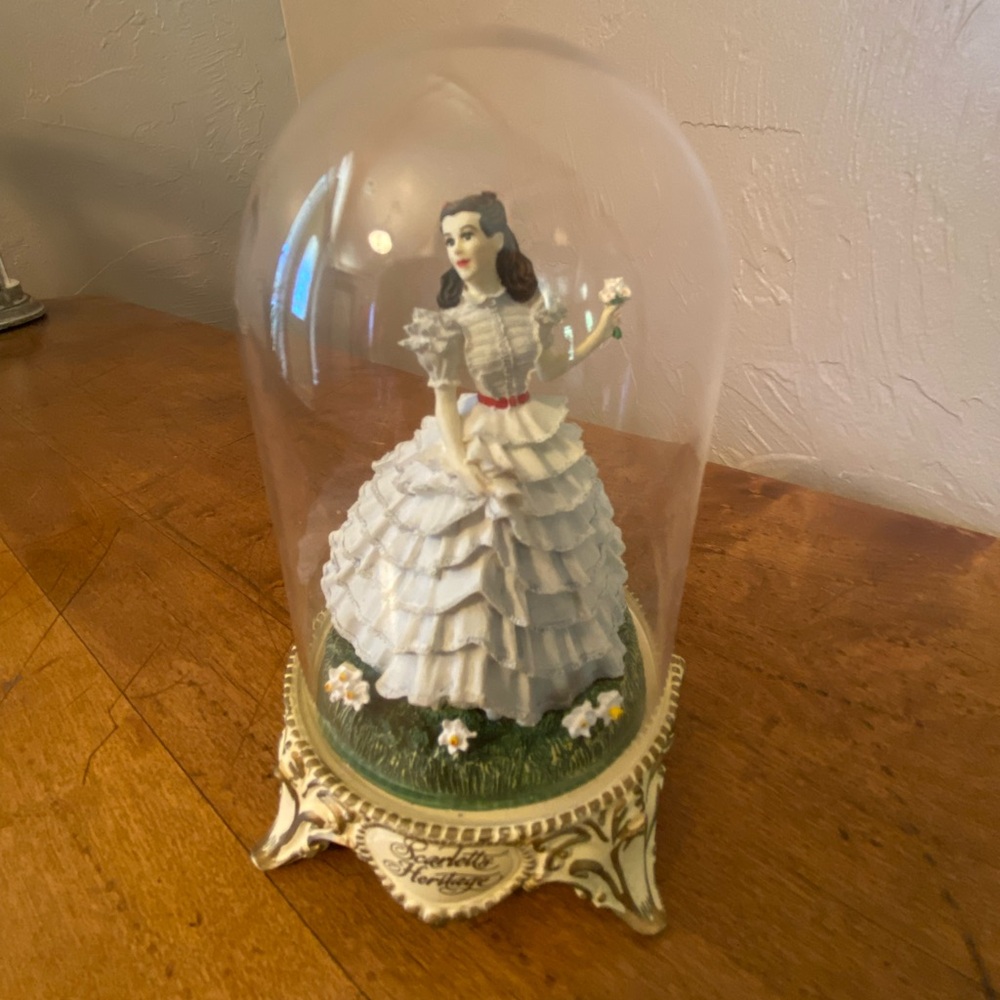 Vtg Gone with the Wind Scarlett’s Heritage Glass Dome Figurine 1993